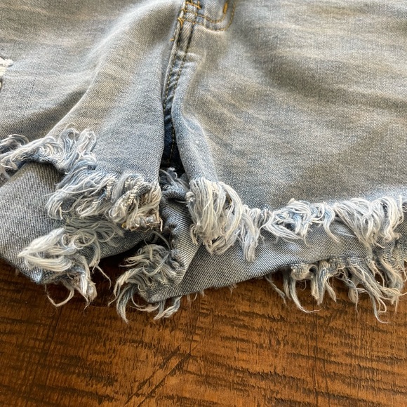 Light wash fringe jean shorts - Picture 2 of 8